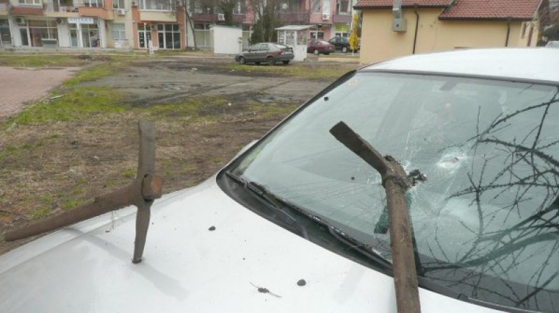 Отмъщение заради паркомясто е причината пловдивски мерцедес да осъмне със забити кирки