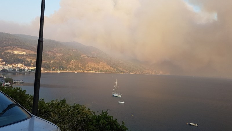 Поредна огнена стихия в Гърция, три фронта изпепеляват най-големия остров в Егейско море