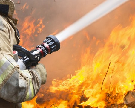 Десет жени загинаха при пожар в старчески дом