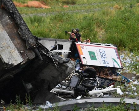 Десетки погребани под руините на магистрала в Италия ВИДЕО и СНИМКИ