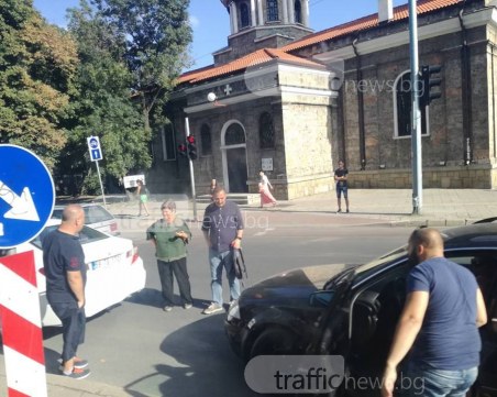Две коли се забиха една в друга, последва спор на пътя СНИМКИ