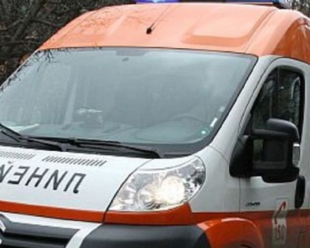 Хасковлия падна в река, с опасност за живота е