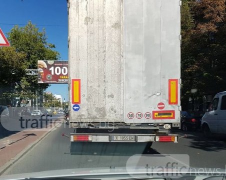 Хасковски камион ядоса пловдивчани на оживен булевард и в час пик СНИМКИ