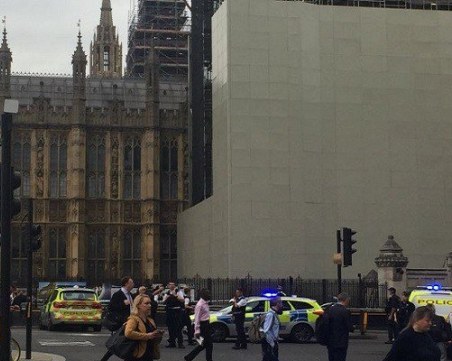 Кола се вряза до британския парламент в Лондон, има ранени СНИМКИ и ВИДЕО