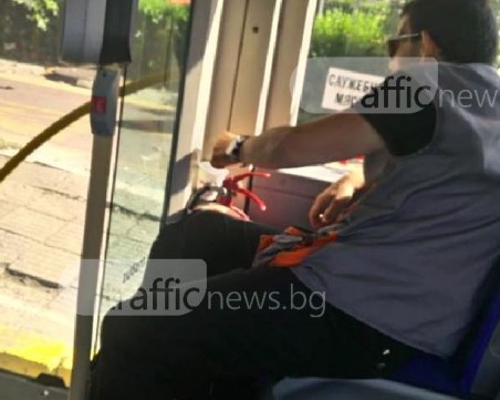 Кондуктор си помисли, че е на мач! Чопли семки и раздава билетчета СНИМКА