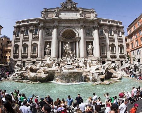 Масов бой пред Фонтана ди Треви! 11 души се сбиха заради селфи СНИМКИ