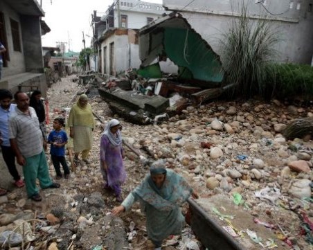 Над 30 000 души са евакуирани в Индия, хиляди къщи са напълно разрушени