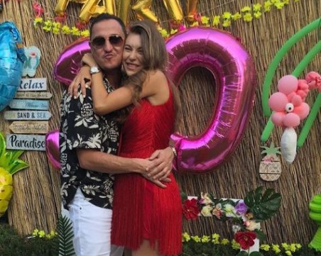 Никол Станкулова с хавайско парти за рождения си ден, показа бременно коремче