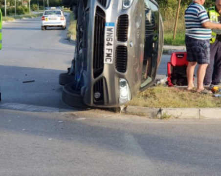 Три коли се размазаха на кръстовище в Карлово, БМВ е на две гуми СНИМКИ и ВИДЕО