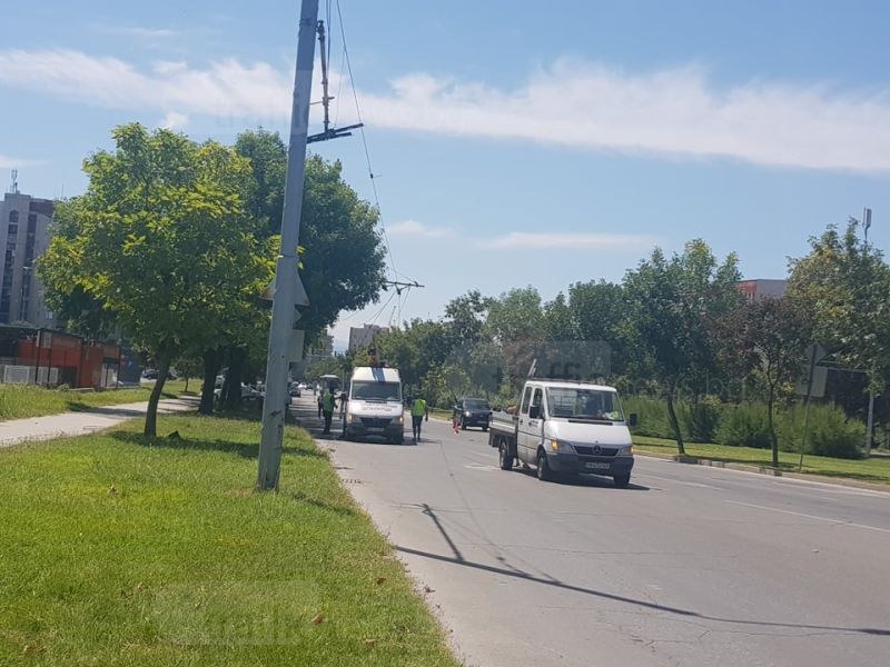 Камион бутна тролейбусни жици в Тракия, ограничиха движението СНИМКИ
