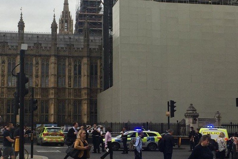 Кола се вряза до британския парламент в Лондон, има ранени СНИМКИ и ВИДЕО