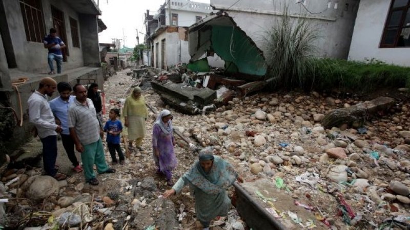 Над 30 000 души са евакуирани в Индия, хиляди къщи са напълно разрушени