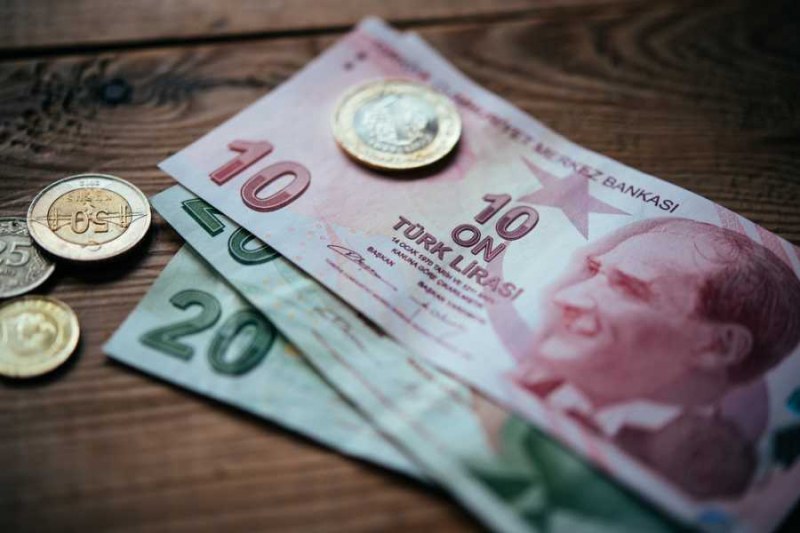 След рекордно ниското ниво, турската лира отбеляза леко покачване