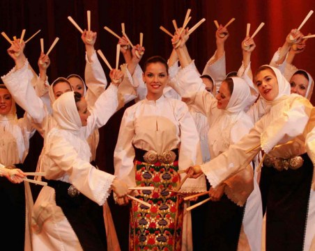 Ансамбъл “Българе“ показват Как ще ни стигнат американците на Античния