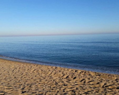 Издирват две деца в морето на Варна