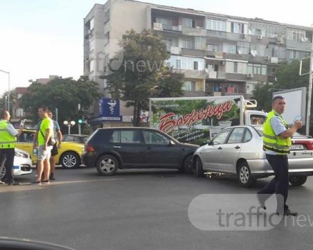 Катастрофа в Кършияка! Две коли се удариха, движението се затапи СНИМКИ