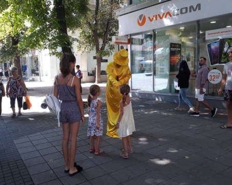 Мим подарява рози и забавлява малчуганите на Главната СНИМКИ