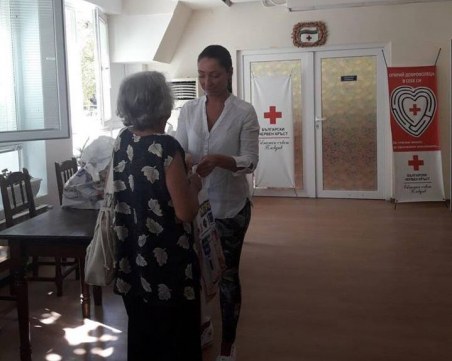 Пловдивчанка дари хранителни пакети на родители, грижещи се за деца с увреждания СНИМКИ