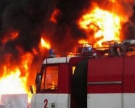 Пожар лумна в читалището в село Гложене СНИМКИ
