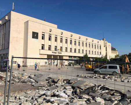 Ремонтът на площада кипи с пълна сила СНИМКИ