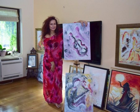 Седем платна за седемте чакри! Ралица Стайкова и нейните разкази в картини