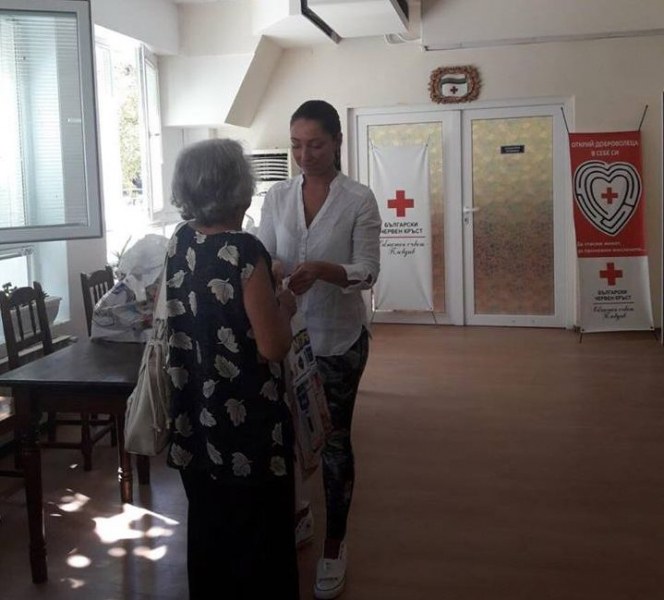 Пловдивчанка дари хранителни пакети на родители, грижещи се за деца с увреждания СНИМКИ