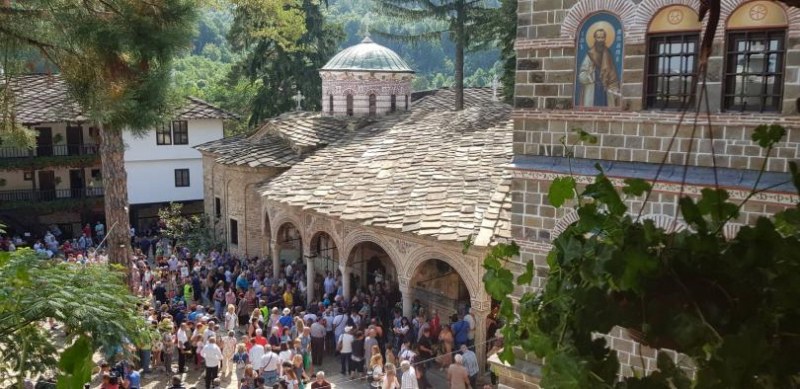 Стотици се поклониха пред чудотворната икона на Богородица в Троянския манастир