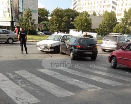 Катастрофа в Смирненски – две коли се удариха, полиция регулира движението СНИМКА