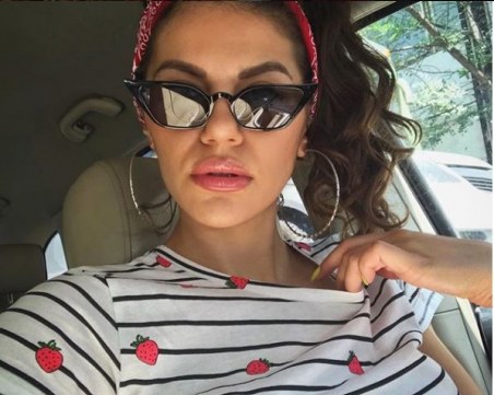 Михаела Филева замина на Балкански трип с палатка