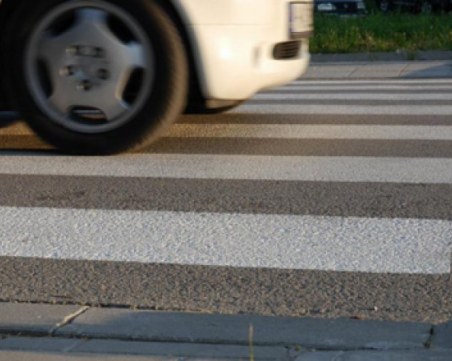 Шофьорка помля възрастна жена на пешеходна пътека