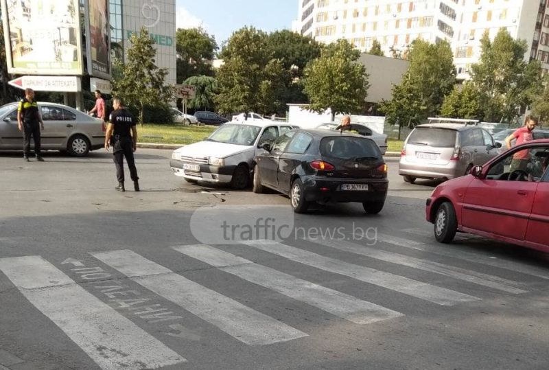 Катастрофа в Смирненски – две коли се удариха, полиция регулира движението СНИМКА