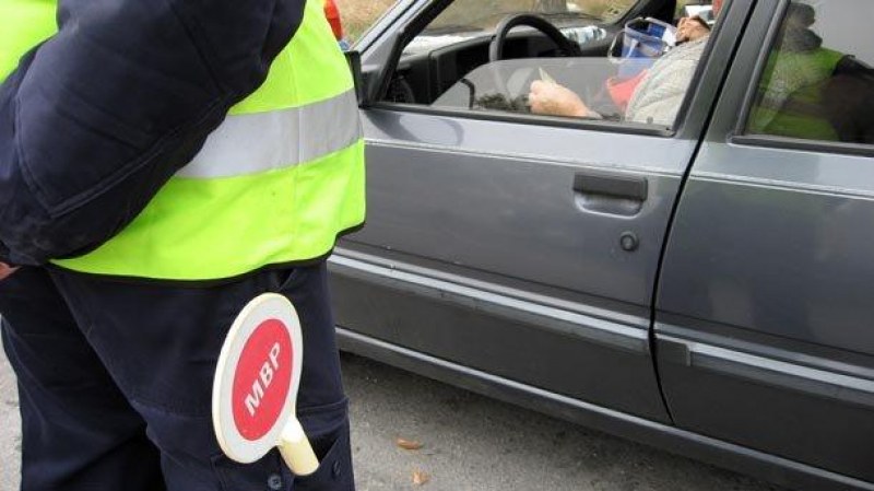 Шофьор без книжка подхвърли 20 евро на полици на АМ Тракия, те го арестуваха