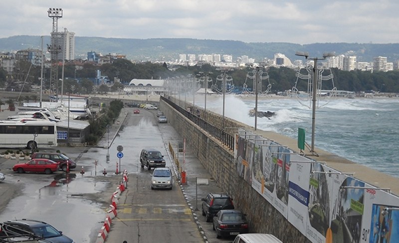 Водолази продължават търсенето на двете деца, изчезнали в морето край Варна