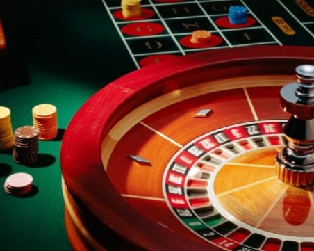 Бивше крупие застава пред съда в Асеновград днес, отмъкнала близо 20 бона