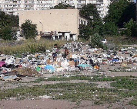 Деца ровят в образувало се сметище в Кършияка, а край тях пълзят змии СНИМКИ