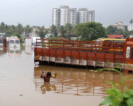 Индия е под вода! Загиналите са стотици