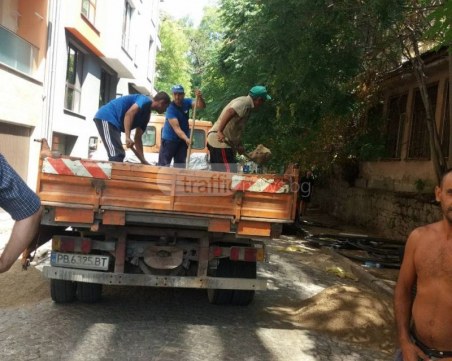 Кабелджии блокираха улица в центъра на Пловдив, казват на шофьорите да си чакат  СНИМКИ