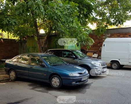 Мъж тормози съседите си в Кючука: Разположи си фургон пред блока СНИМКИ