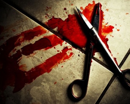 Пиян мъж опря ножица в шията на медицинска сестра, заключи и вратите на спешното