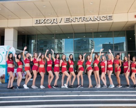 Поп звезда ще дефилира с 24 красавици на престижен конкурс СНИМКИ