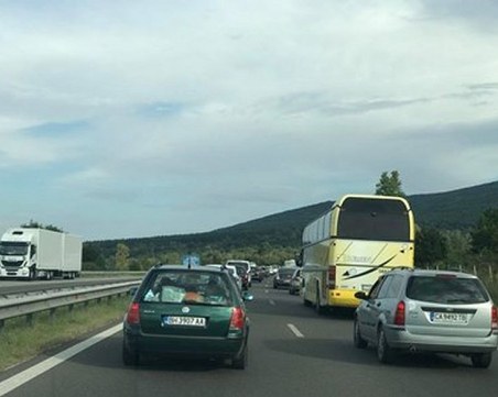 Страшно задръстване на “Тракия“ в посока Пловдив затапи магистралата СНИМКА