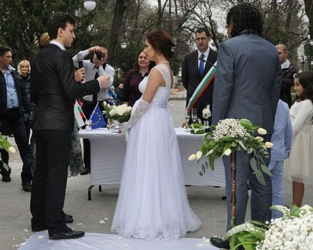 Влюбени пловдивчани се вричат в Цар Симеоновата градина днес