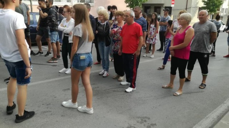 Близки на пометените от кола младежи излязоха на протест в Петрич