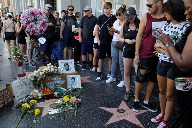 Фенове се събират в цяла Америка, за да отдадат почит на Арета Франклин СНИМКИ