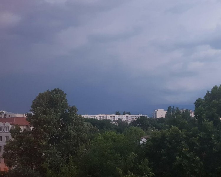 Лятна буря идва към Пловдив СНИМКИ