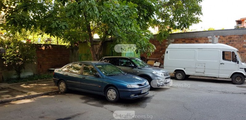 Мъж тормози съседите си в Кючука: Разположи си фургон пред блока СНИМКИ