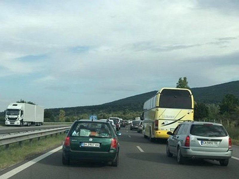 Страшно задръстване на “Тракия“ в посока Пловдив затапи магистралата СНИМКА