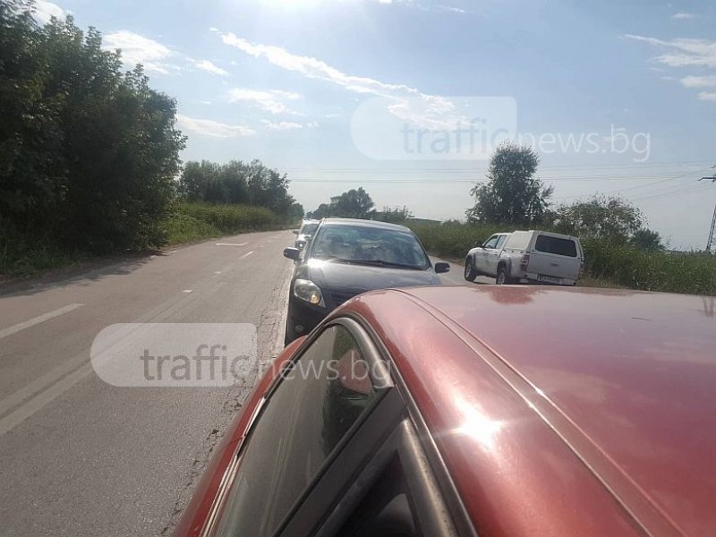 Зверско задръстване на Асеновградско шосе заради обърнатата пожарна СНИМКИ+ВИДЕО