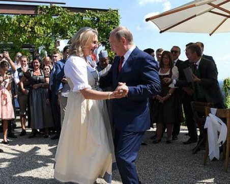 Булката на топ дипломат разцелува Путин СНИМКИ