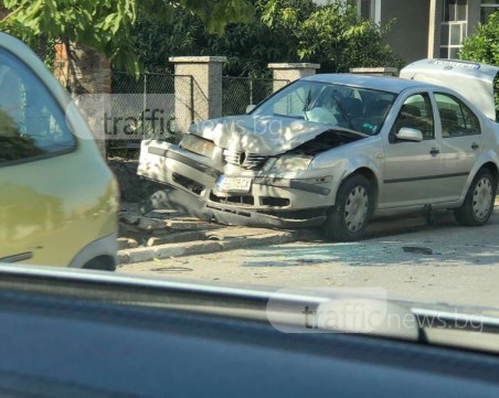 Военен помля колата си в Първенец! Шосето е осеяно със стъкла СНИМКИ